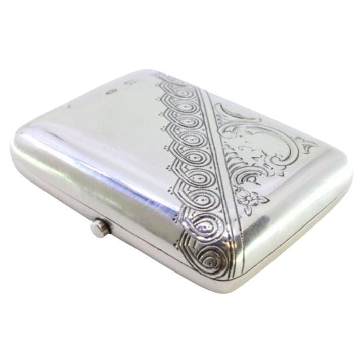 Silver snuffbox with engravings and hinged lid with opening clasp