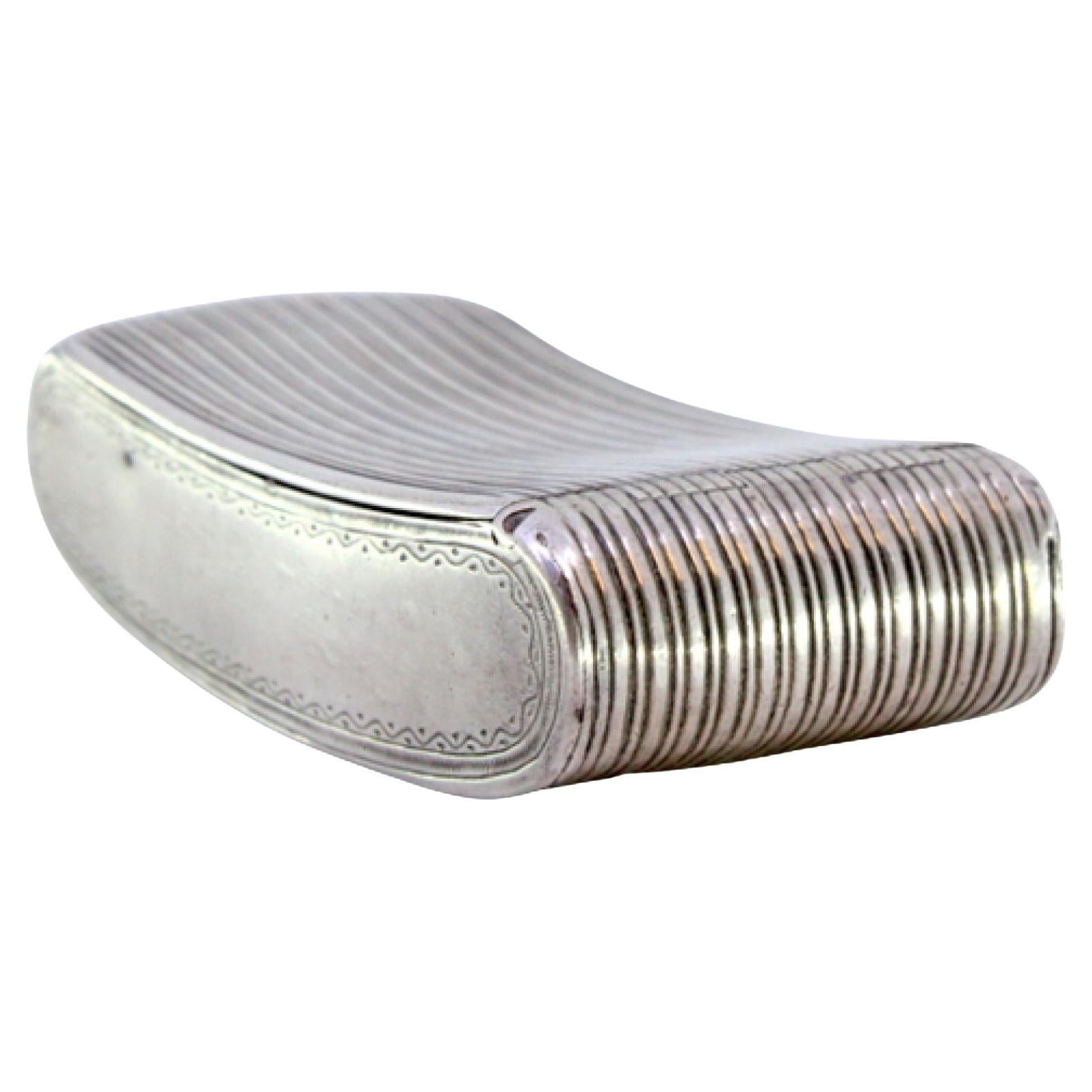 Silver snuffbox with fluting and crimped engraving, hinged lid