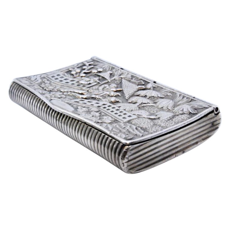 Silver snuffbox with idyllic scene in high relief