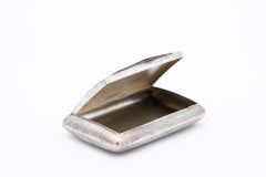 Silver snuffbox with longitudinal reliefs