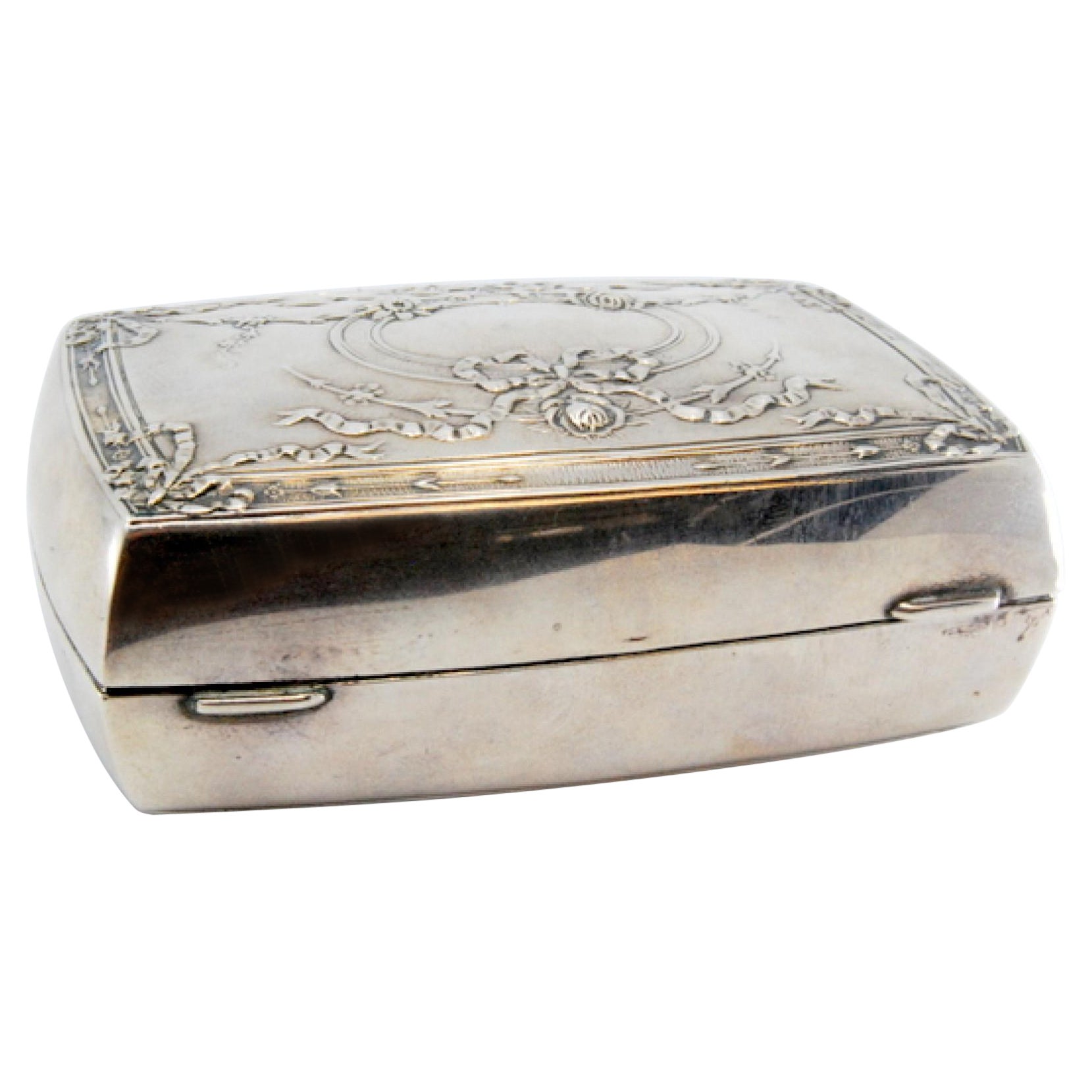 Silver snuffbox with raised plant motifs surrounding a monogram card