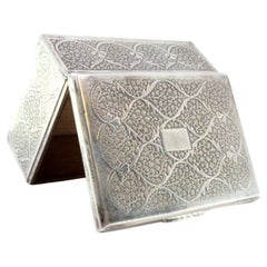 Silver snuffbox with reliefs surrounding a monogram card and wood-lined interior