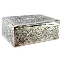 Silver snuffbox with reliefs surrounding a monogram card and wood-lined interior