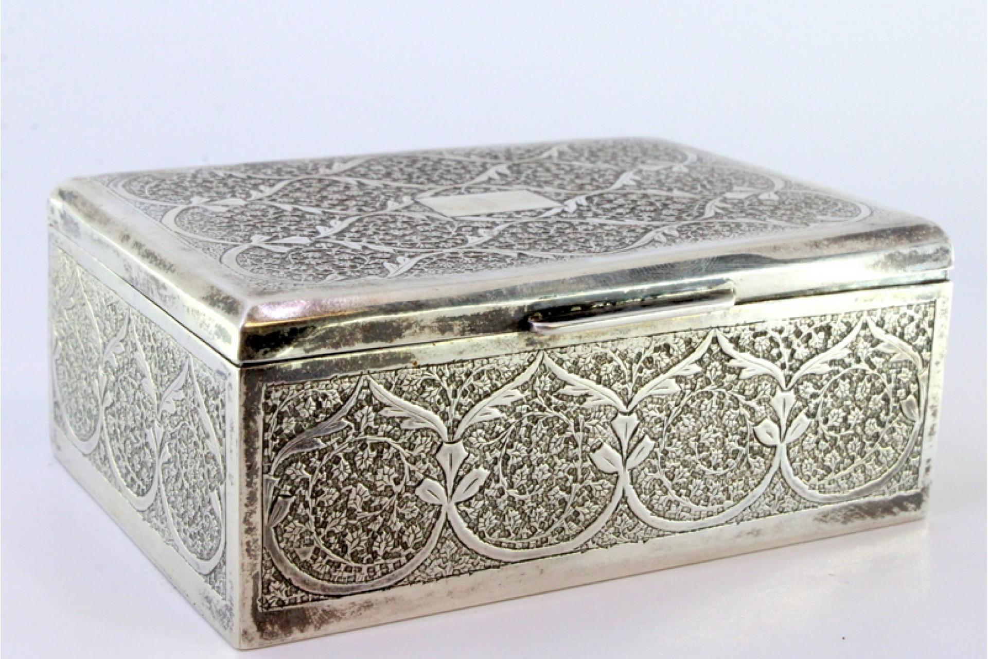 Silver snuffbox with reliefs surrounding a monogram card and wood-lined interior For Sale