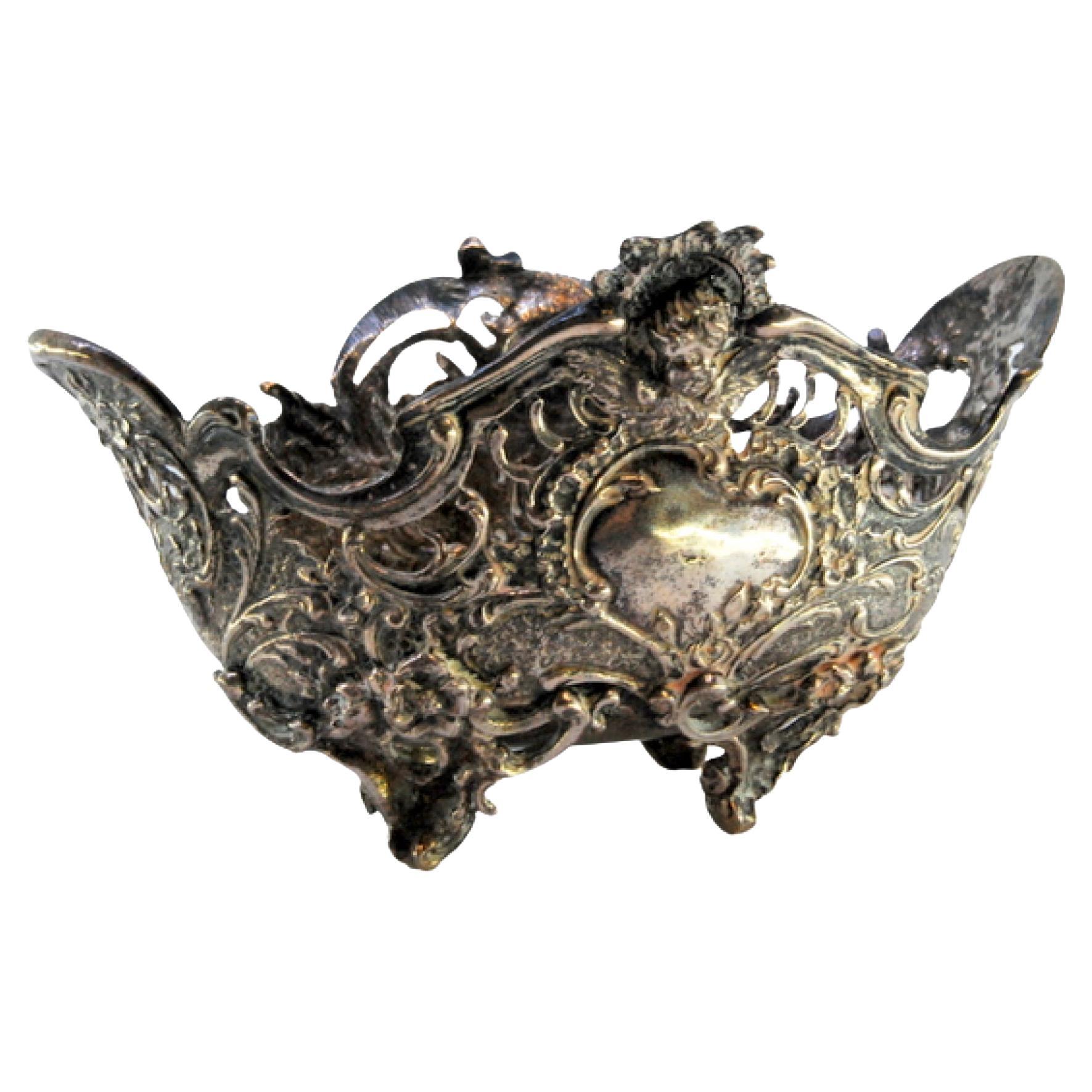 Silver soap dish with floral motifs and plant elements, set on four legs