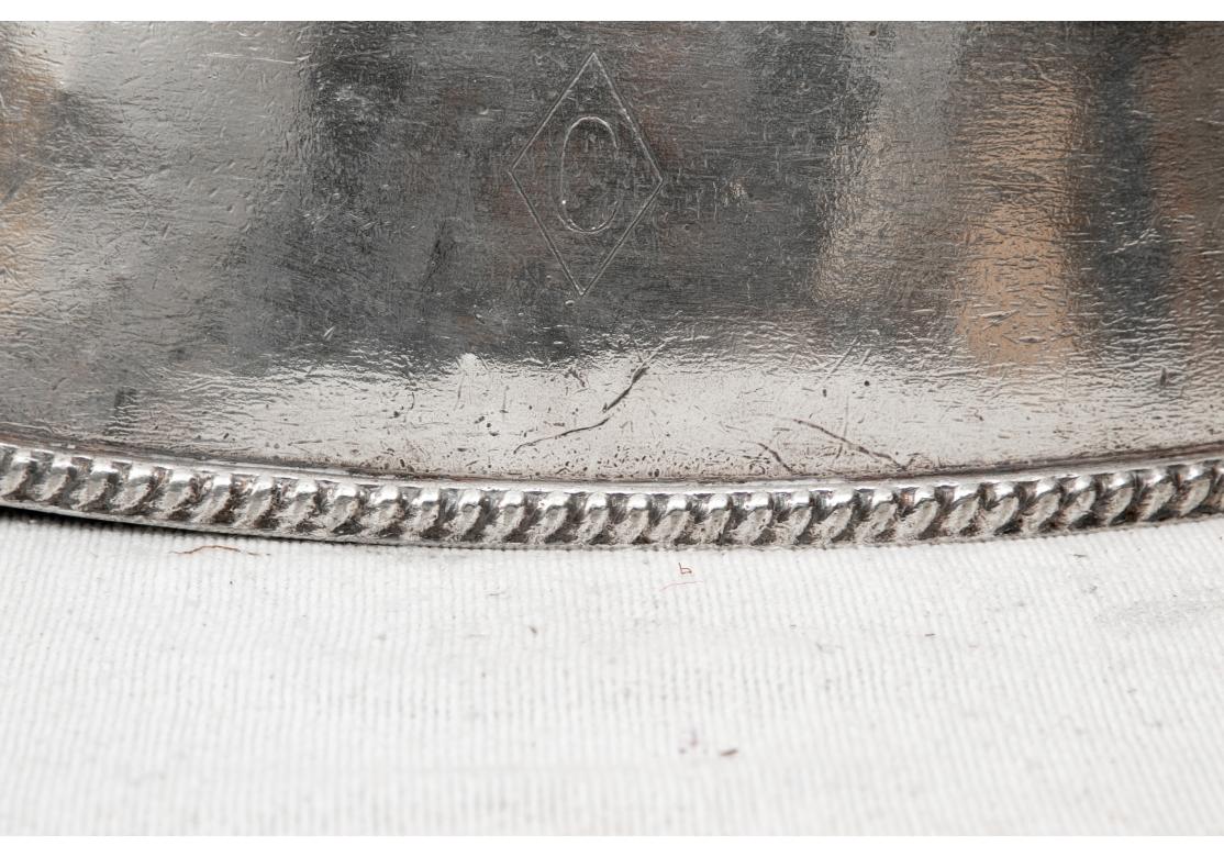 Una pieza clásica de la Regencia de Hollywood del emblemático Hotel Carlyle de Nueva York. Por R. Wallace. Cúpula de tamaño medio con lados planos y asa superior. Letra 