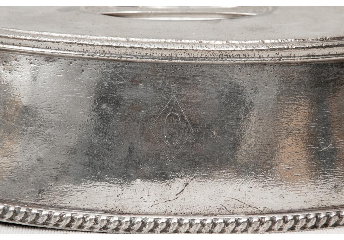 Tapa de entrada soldada en plata con el logotipo del Hotel Carlyle, Ca. 1930 Regencia de Hollywood en venta