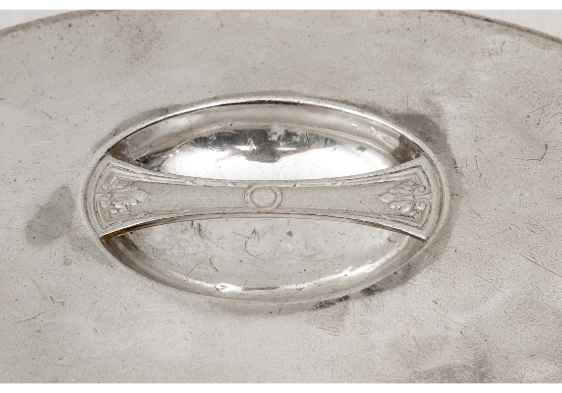 Tapa de entrada soldada en plata con el logotipo del Hotel Carlyle, Ca. 1930 Estadounidense en venta