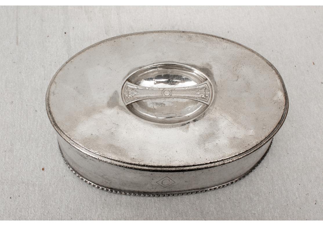 Tapa de entrada soldada en plata con el logotipo del Hotel Carlyle, Ca. 1930 siglo XX en venta