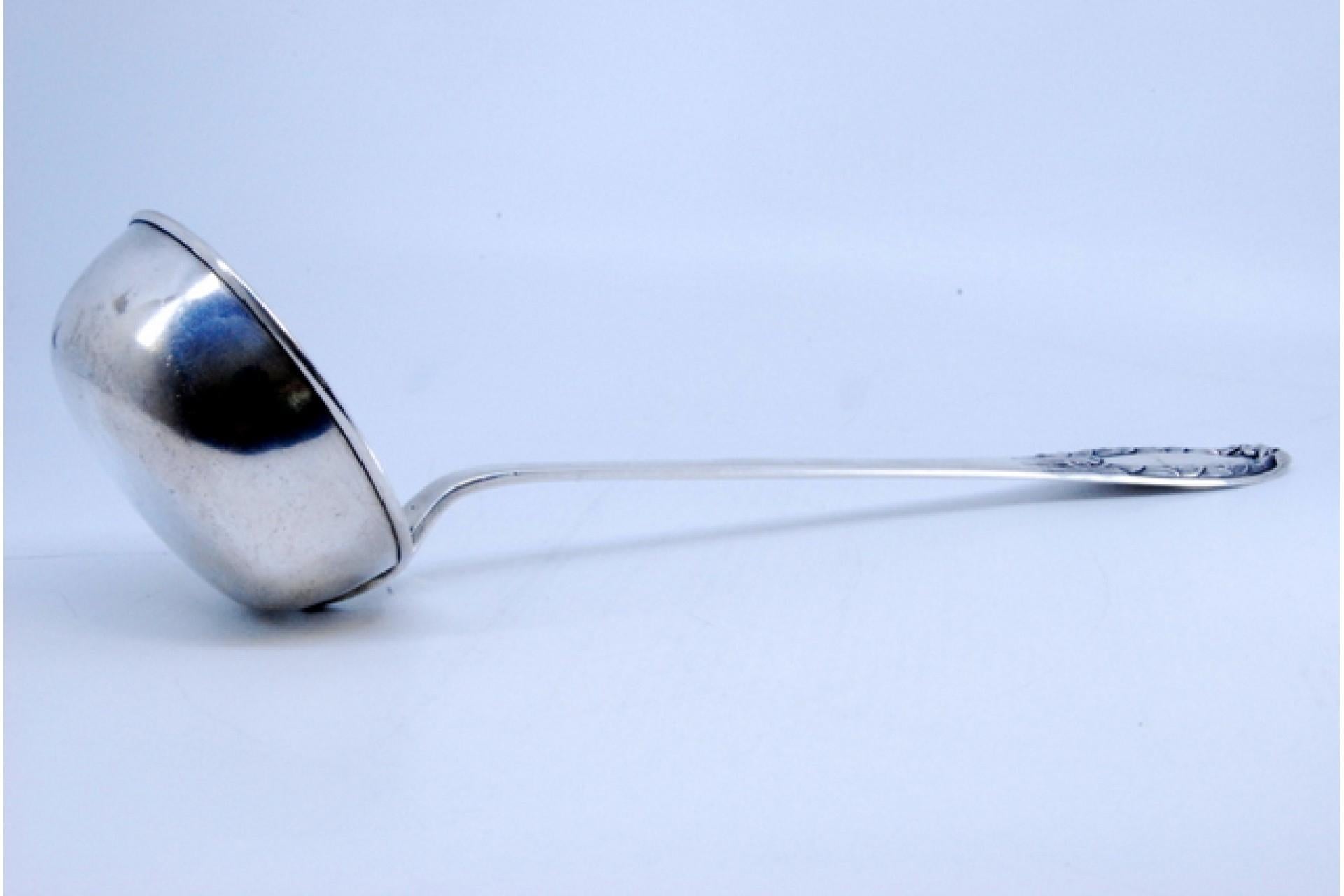 Descripción: Cazo sopero de plata con relieve en el mango y tarjeta monograma. Metal: Silver. Origen: Portugués. Marca: javali II Título. Peso: 210,76 gramos. Dimensiones: 30x8,3cm. Contenido: 833/1000. Marca de ensaye: Sí, entre 1887 y 1937.