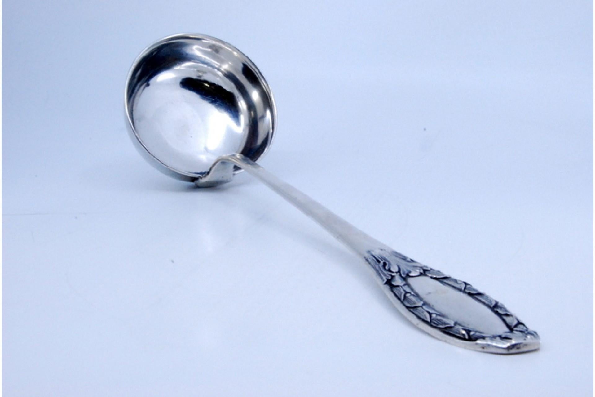 Silver soup ladle embossed on the handle involving a monogram cartouche Europeo en venta