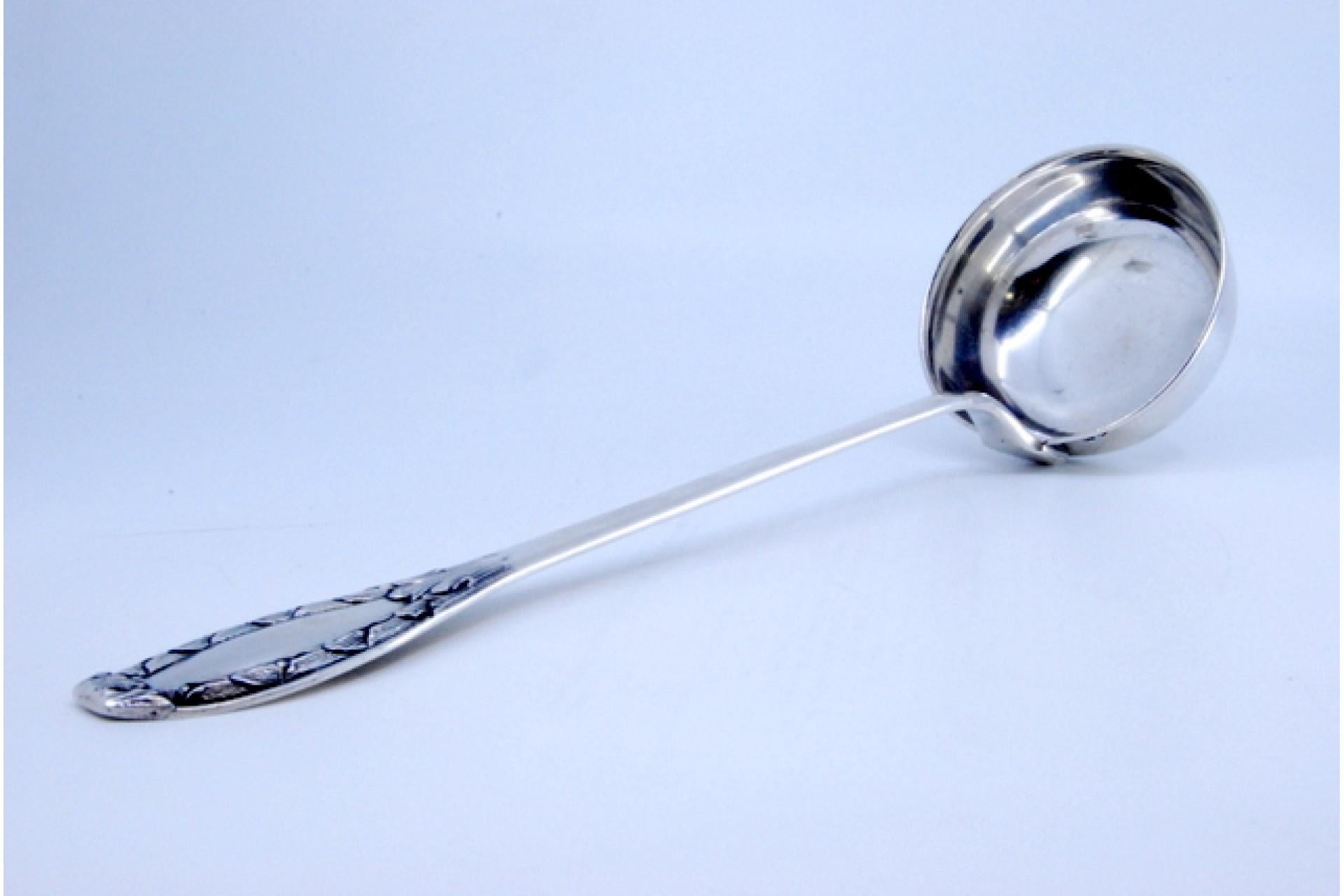 Silver soup ladle embossed on the handle involving a monogram cartouche en Bueno estado para la venta en Porto, PT