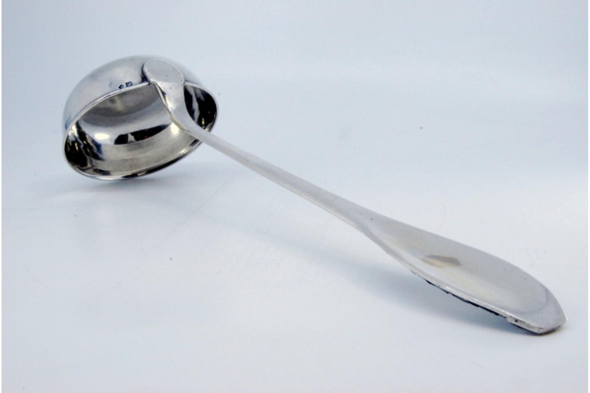 Silver soup ladle embossed on the handle involving a monogram cartouche siglo XIX en venta
