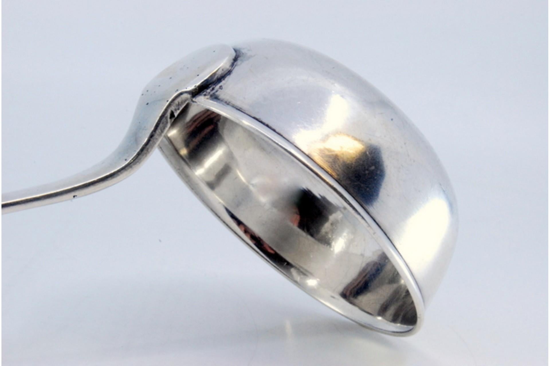 Silver soup ladle embossed on the handle involving a monogram cartouche en venta 1