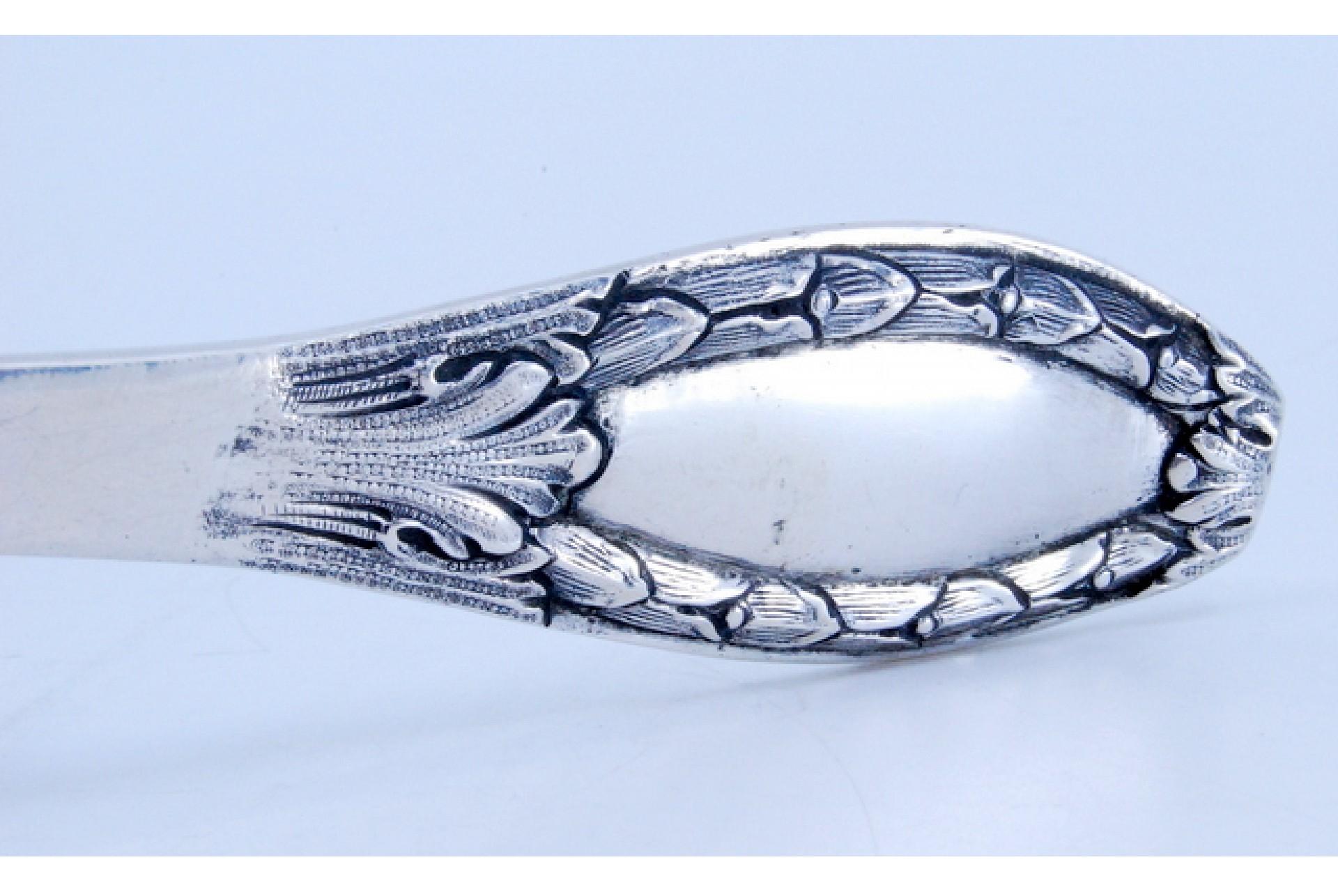 Silver soup ladle embossed on the handle involving a monogram cartouche en venta 2