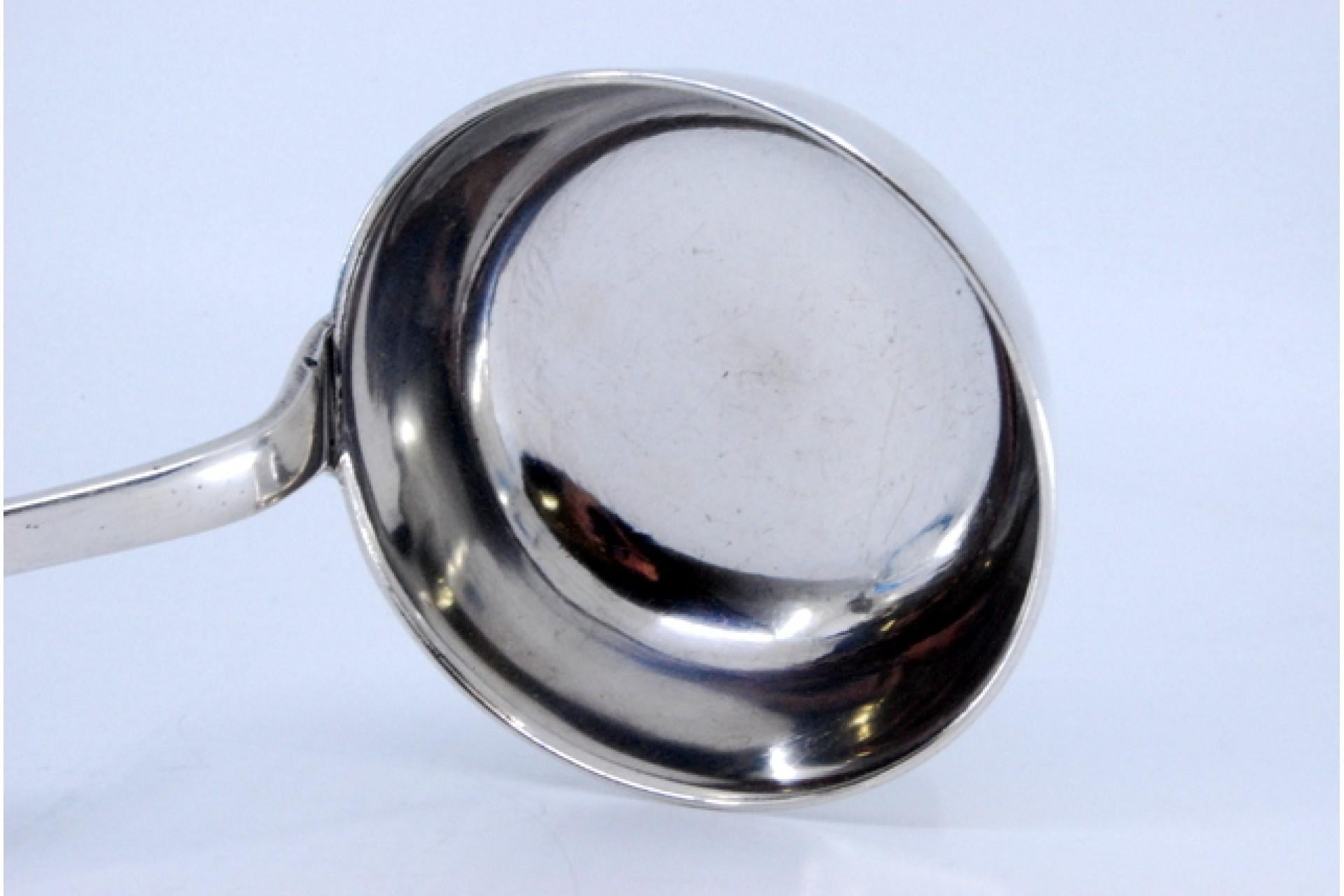 Silver soup ladle embossed on the handle involving a monogram cartouche en venta 3