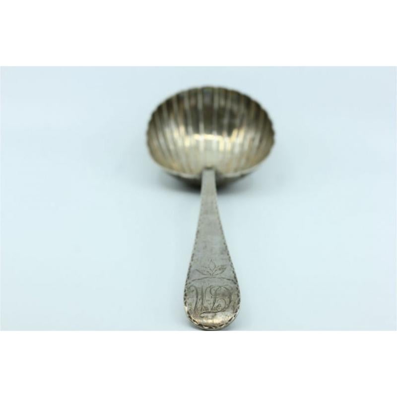 Silver soup ladle in the shape of a shell and handle to be shipped In Good Condition For Sale In Porto, PT