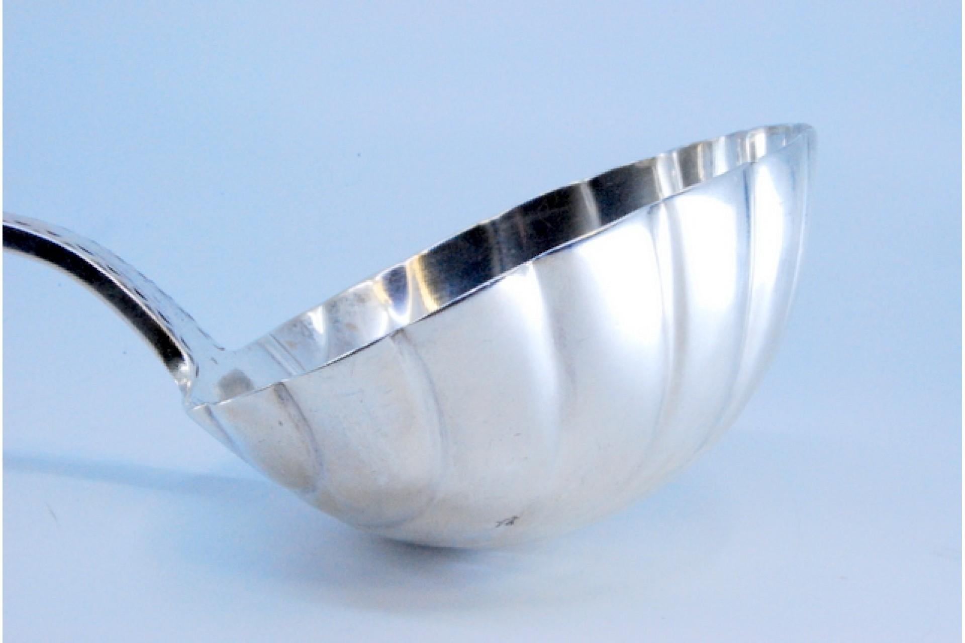 Description: Silver soup ladle in the shape of a shell with engravings surrounding a monogram card. Metal: Silver. Origin: European. Mark: Absent. Weight: 246.79 grams. Dimensions: 37x10.1cm. Content: 833/1000. Assay Mark: Absent. Additional