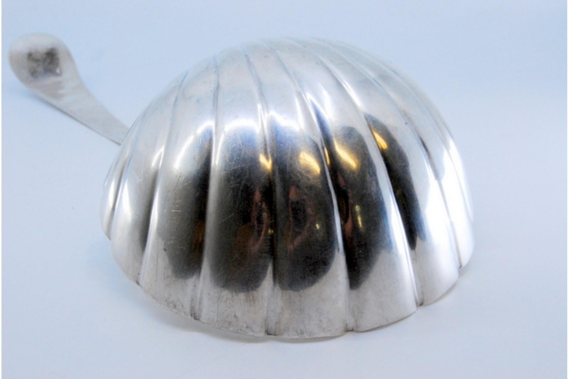 Silver soup ladle in the shape of a shell In Good Condition For Sale In Porto, PT
