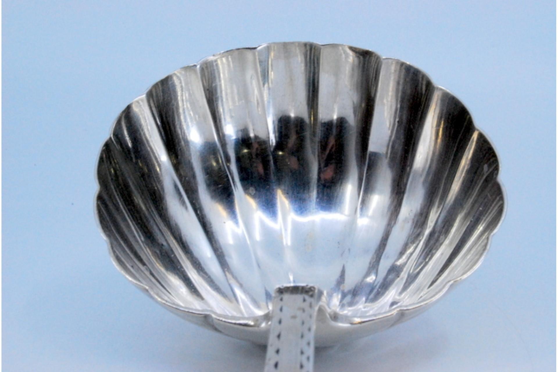 Silver soup ladle in the shape of a shell For Sale 2