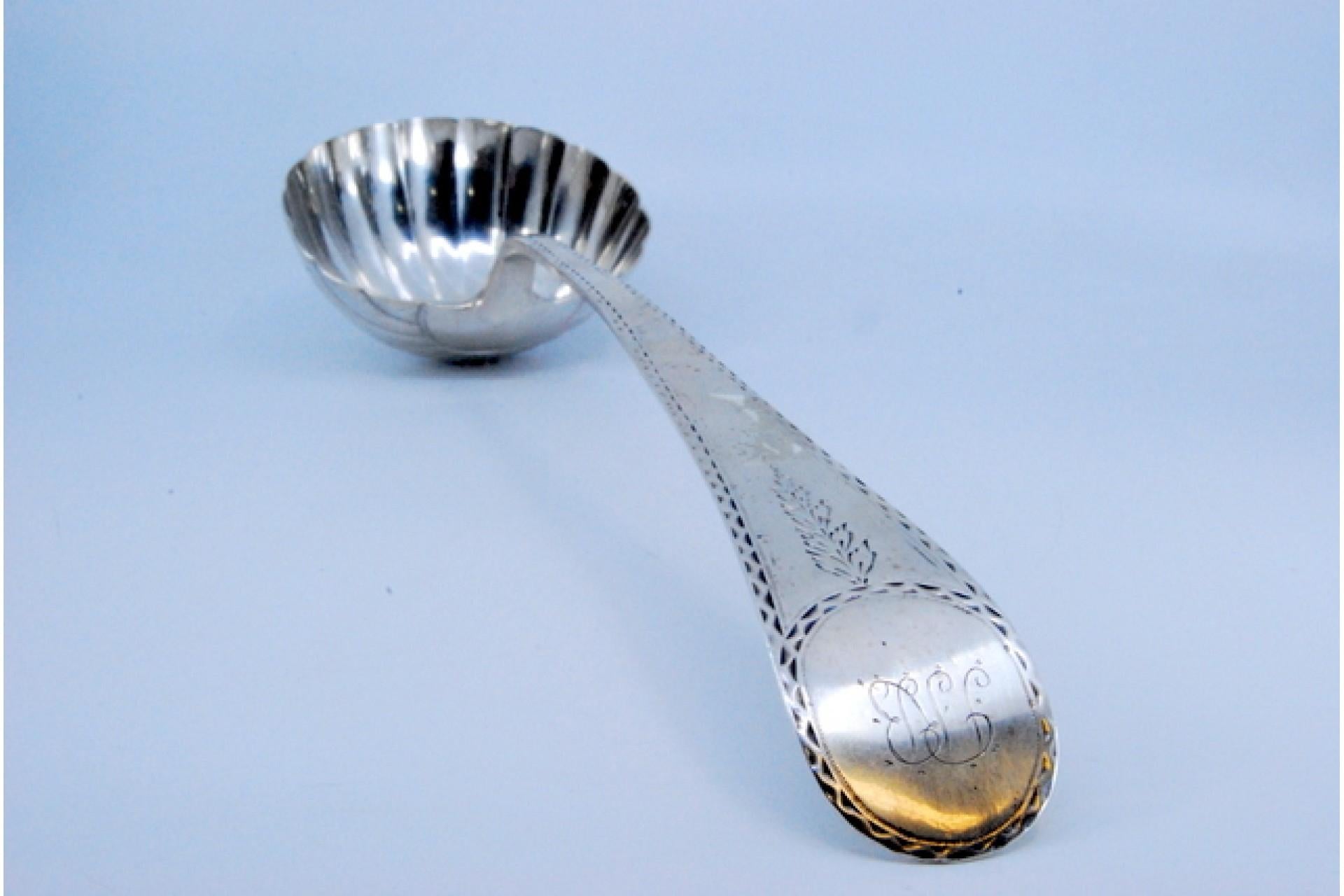 Silver soup ladle in the shape of a shell For Sale 4