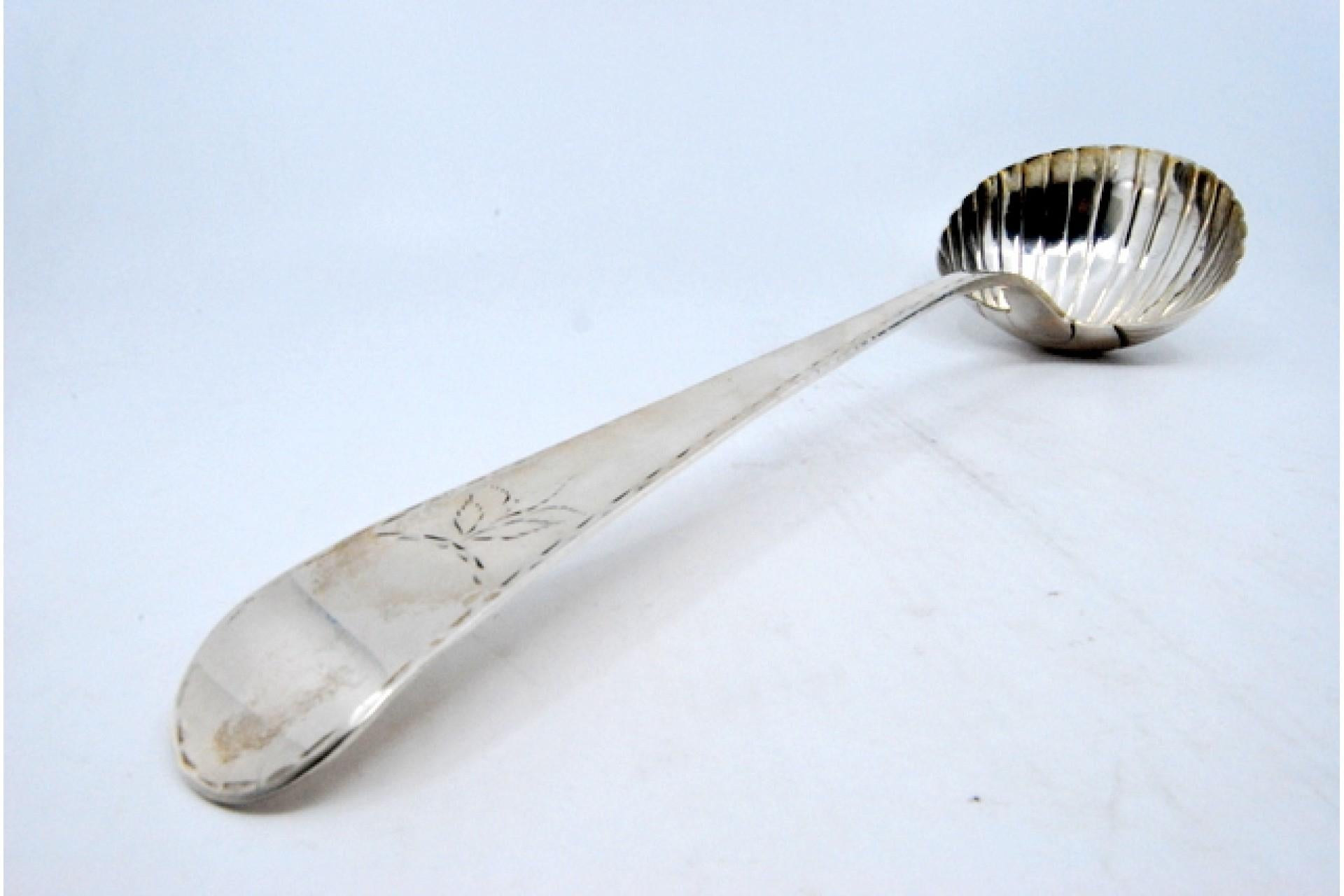 Silver soup ladle in the shape of a shell with engraving on the handle In Good Condition For Sale In Porto, PT