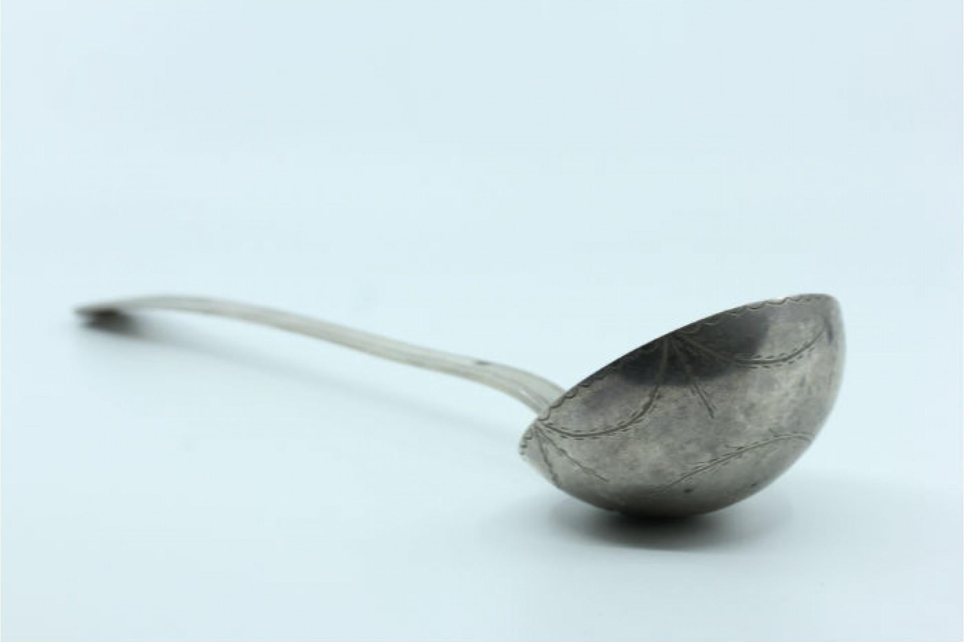European Silver soup ladle in the shape of a shell with grooves along the raised handle For Sale