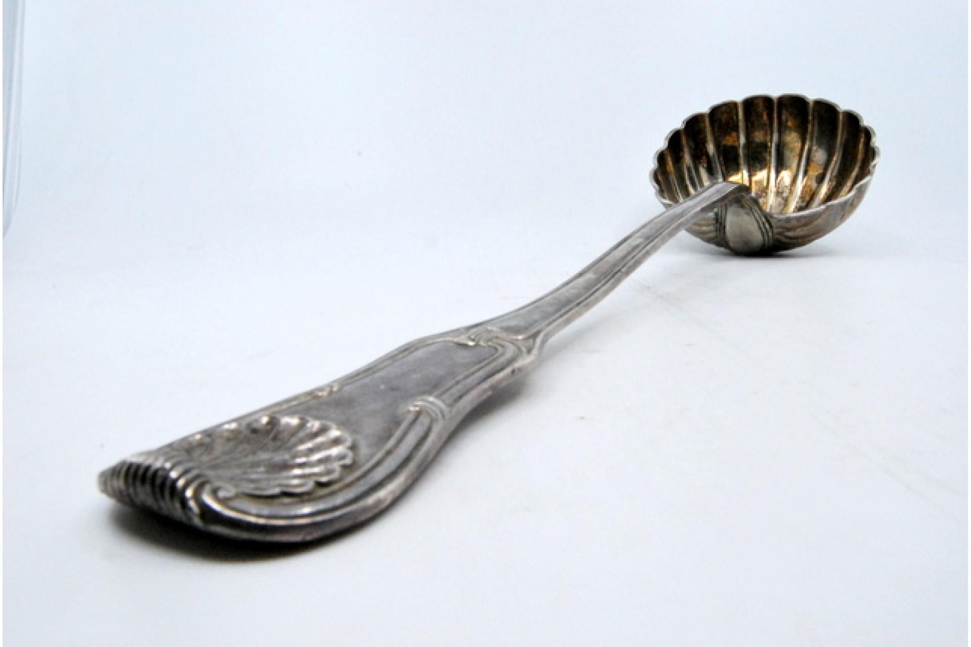 Silver soup ladle in the shape of a shell with grooves along the raised handle Europeo en venta