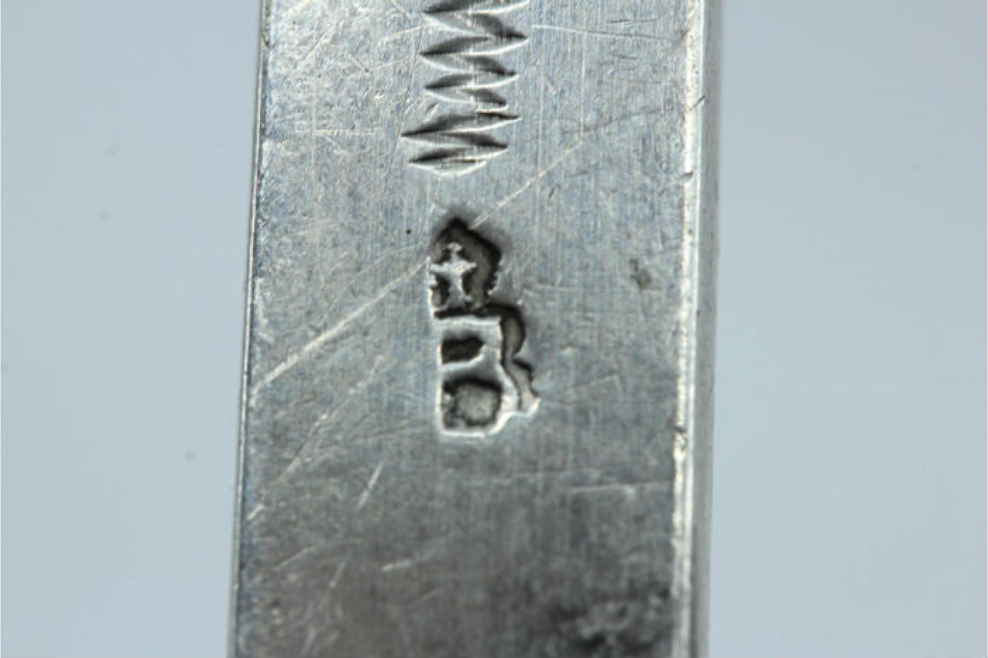 Silver soup ladle in the shape of a shell with grooves along the raised handle In Good Condition For Sale In Porto, PT