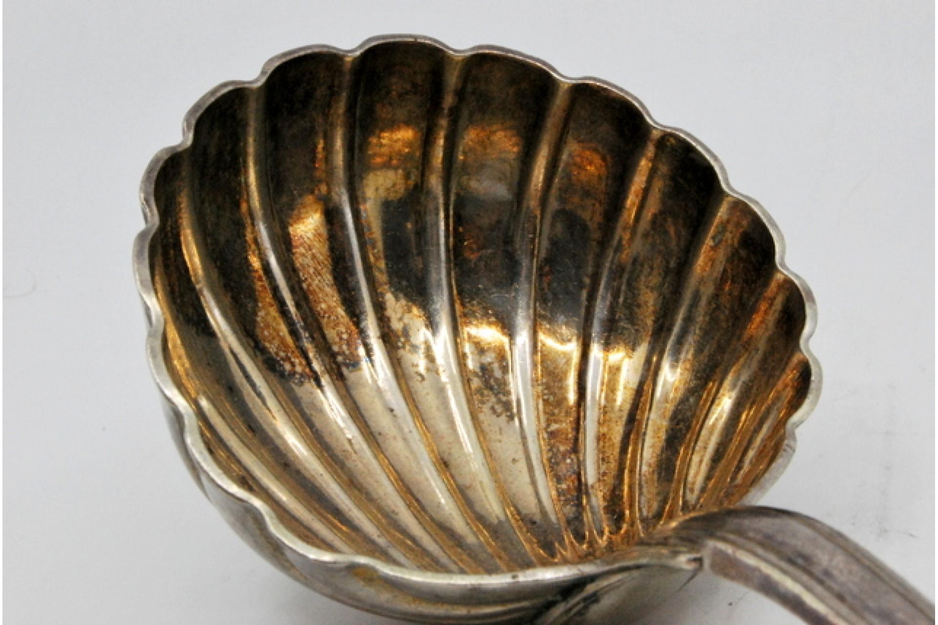 Silver soup ladle in the shape of a shell with grooves along the raised handle en Bueno estado para la venta en Porto, PT