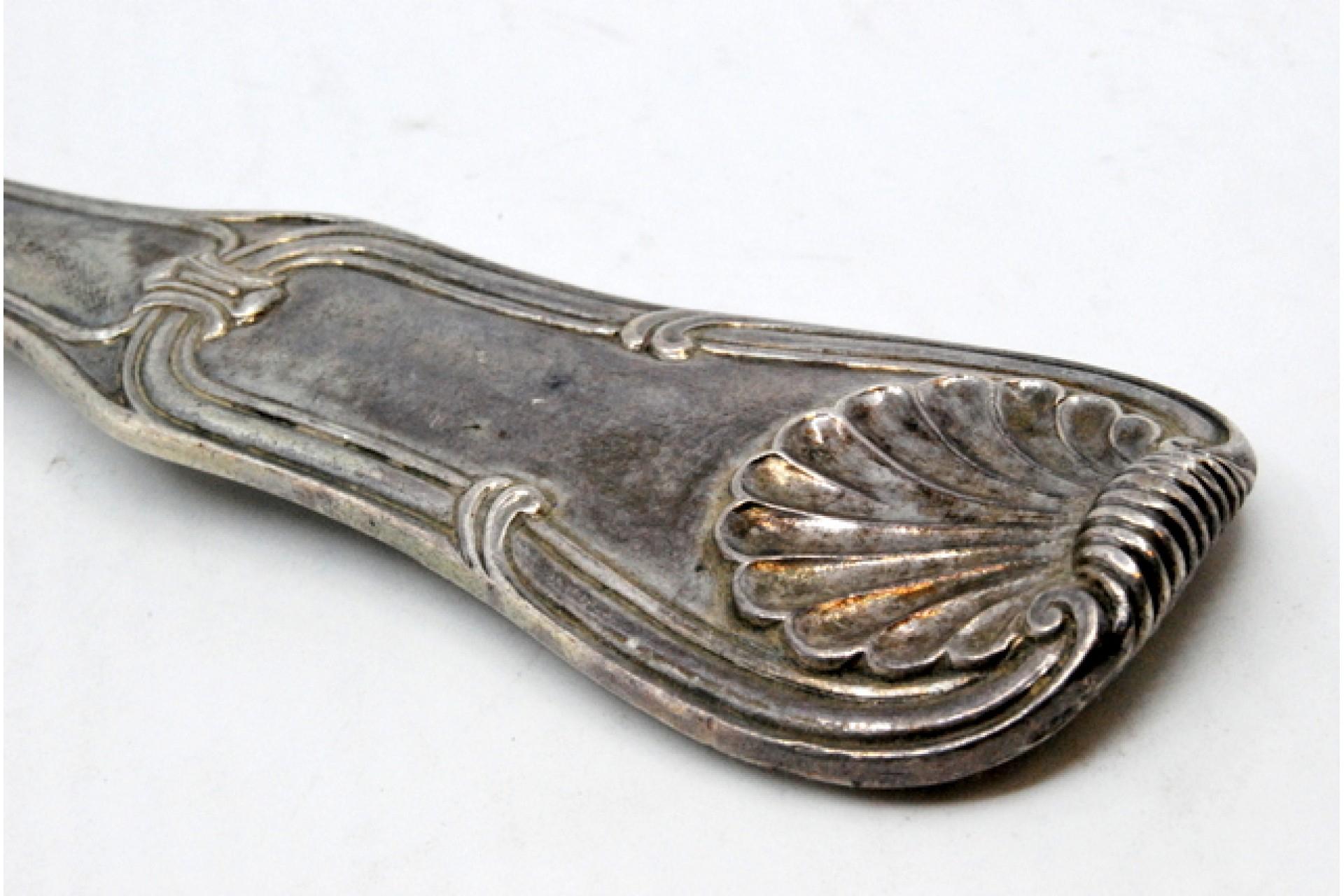 Silver soup ladle in the shape of a shell with grooves along the raised handle siglo XVIII en venta