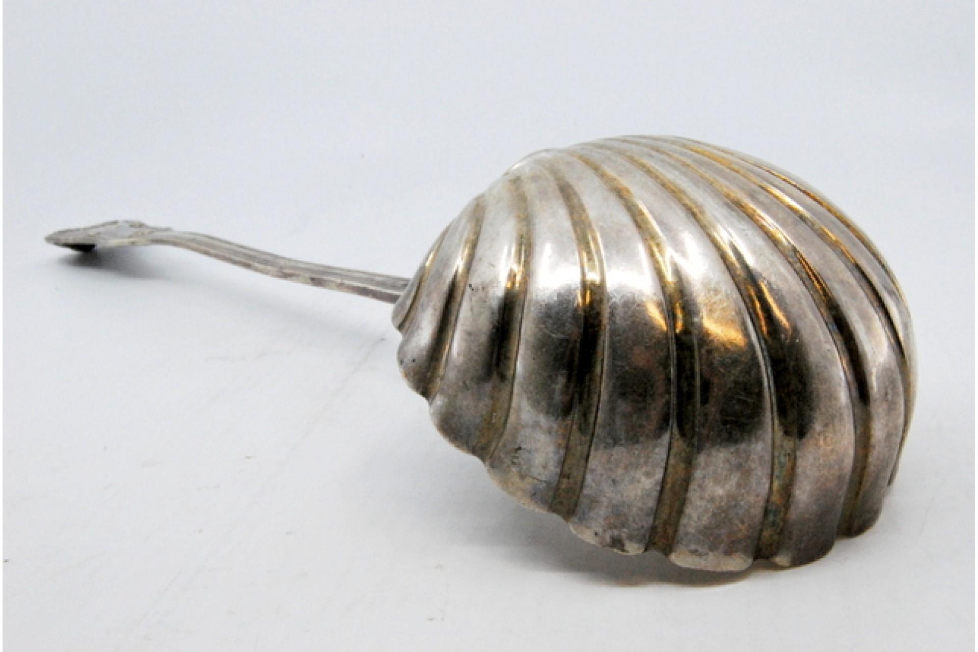Silver soup ladle in the shape of a shell with grooves along the raised handle en venta 1