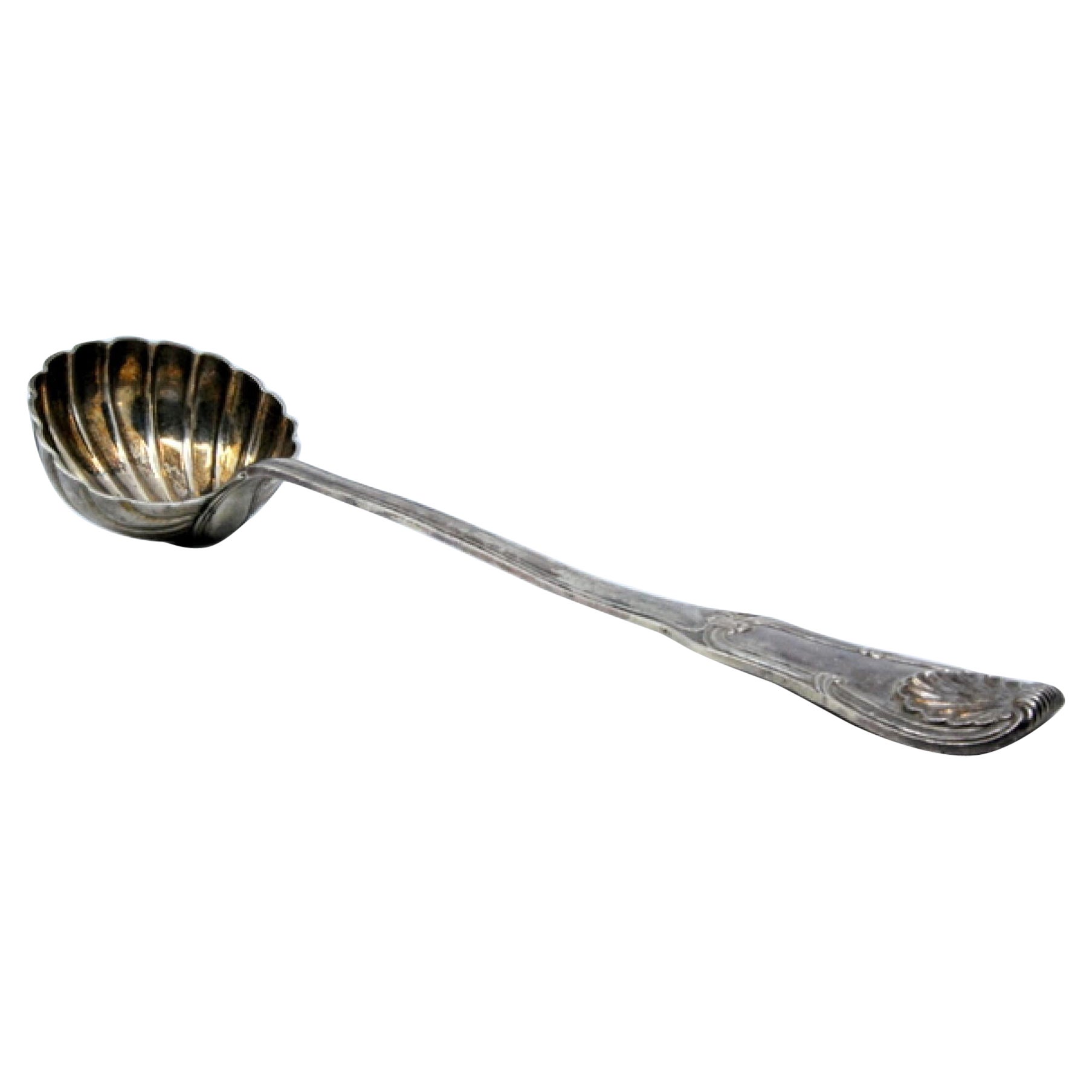Silver soup ladle in the shape of a shell with grooves along the raised handle en venta