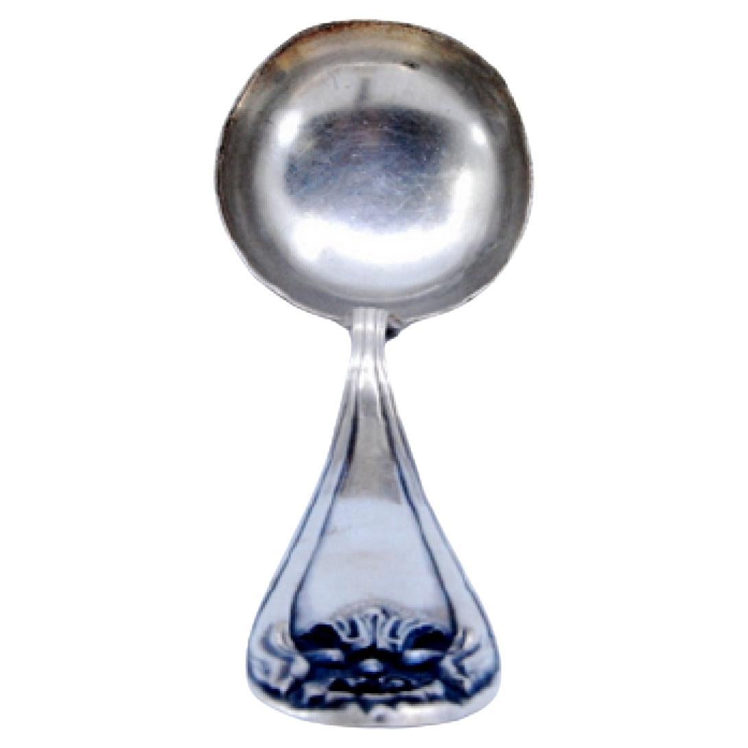 Silberne Suppenkelle mit einem erhabenen Streifen am Griff, der eine Monogrammkarte umgibt im Angebot