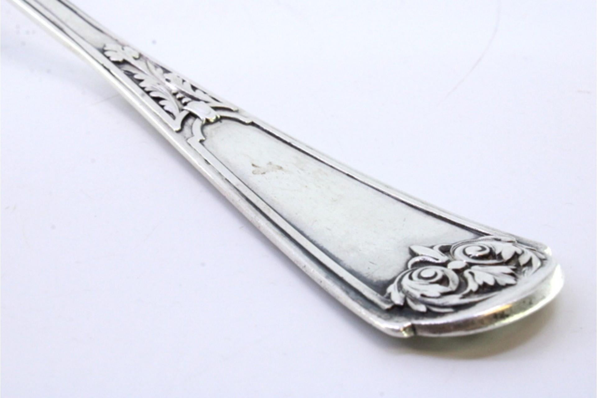 Silver soup ladle w/ frieze & reliefs on the handle surrounding a monogram card Europeo en venta