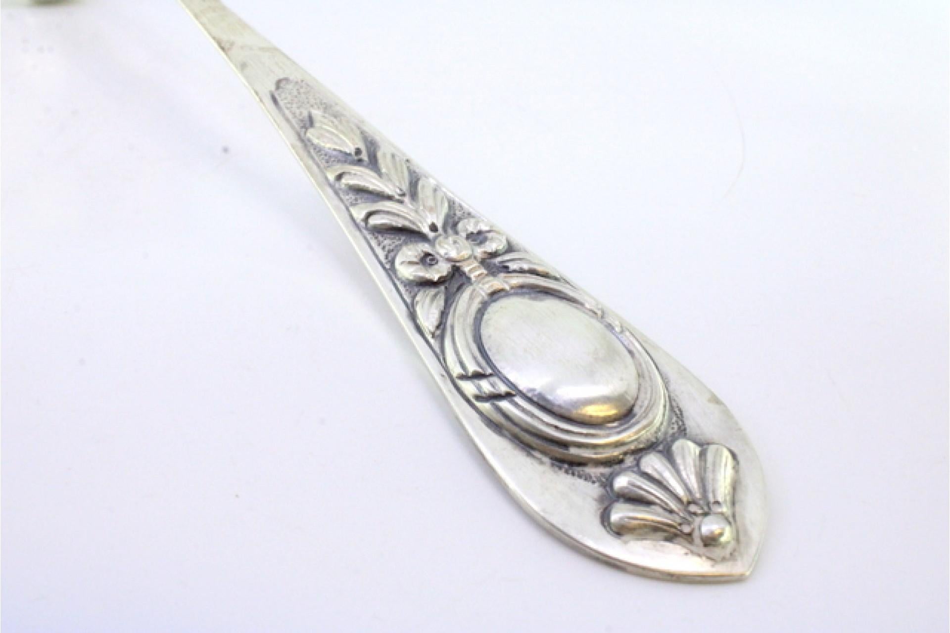 Silver soup ladle w/ frieze & reliefs on the handle surrounding a monogram card Europeo en venta
