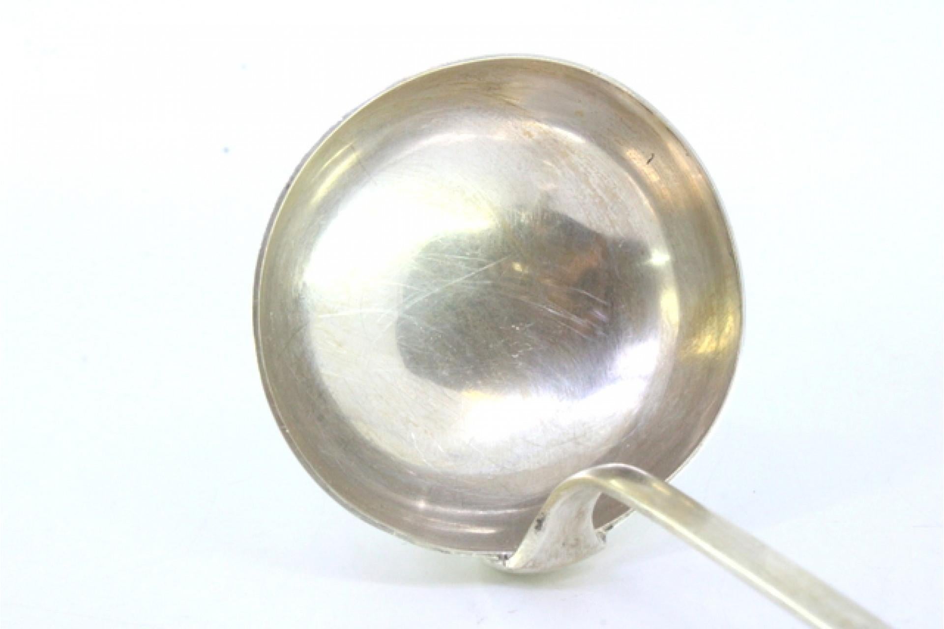 Silver soup ladle w/ frieze & reliefs on the handle surrounding a monogram card en Bueno estado para la venta en Porto, PT