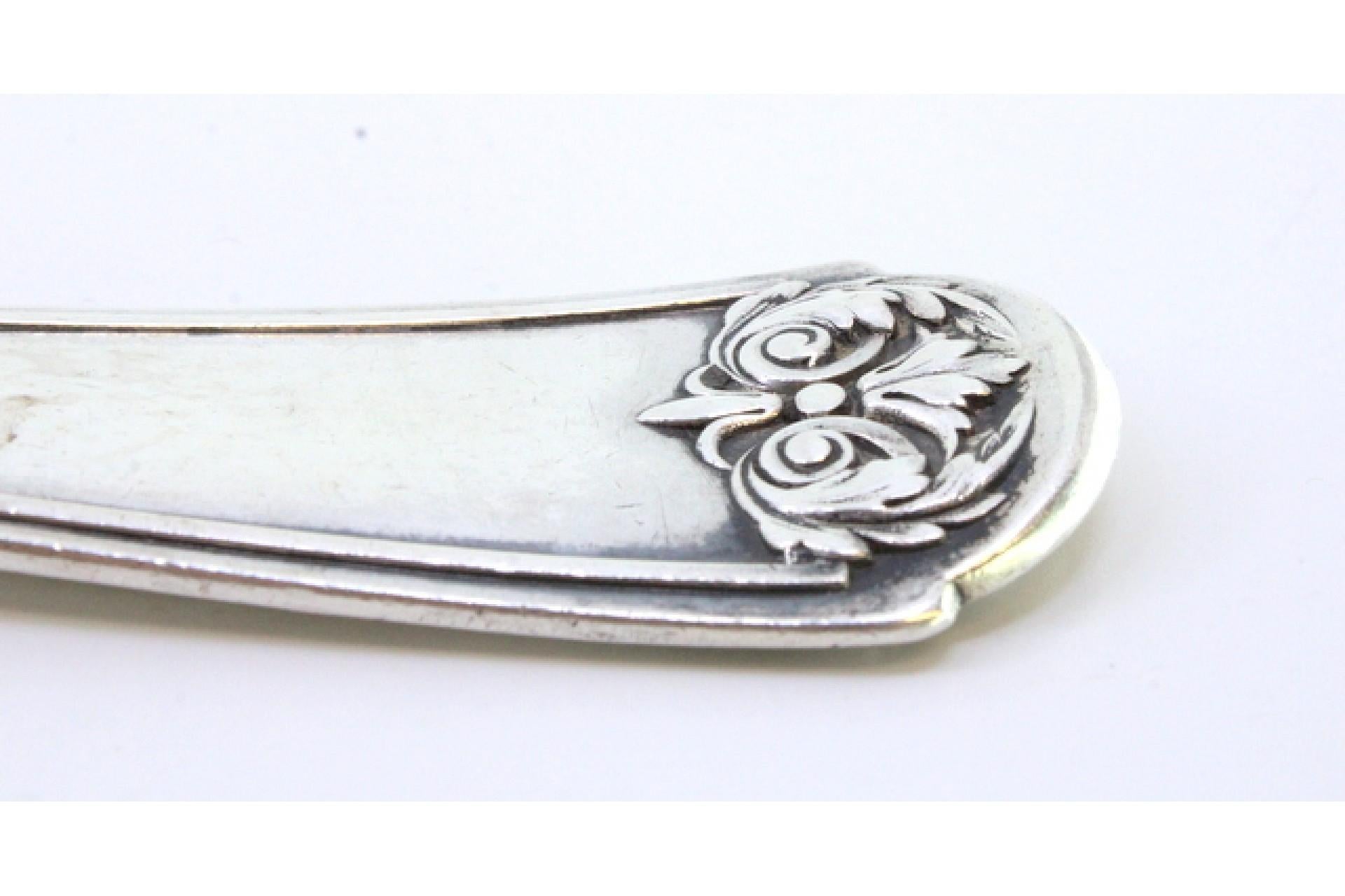 Silver soup ladle w/ frieze & reliefs on the handle surrounding a monogram card siglo XIX en venta