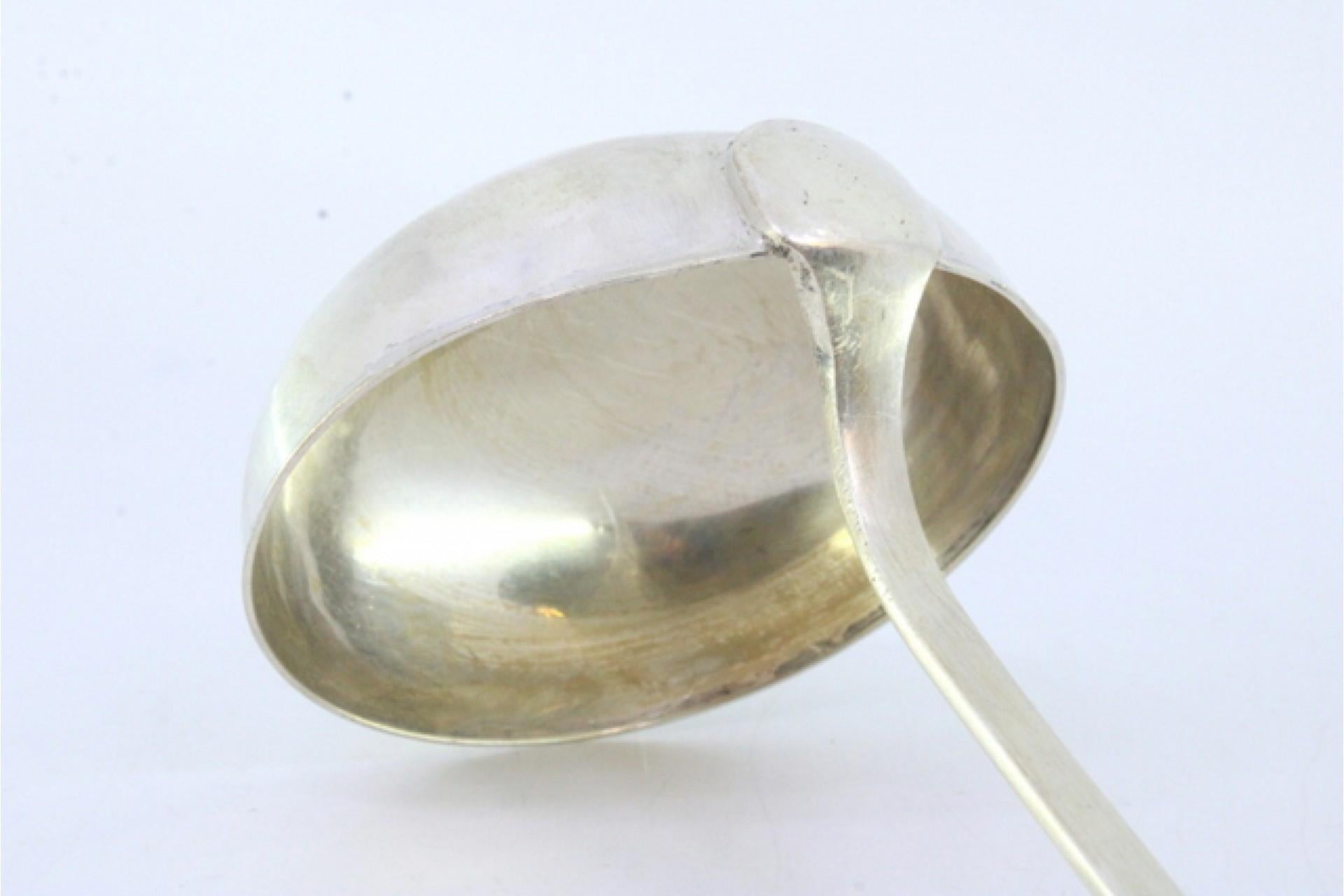 Silver soup ladle w/ frieze & reliefs on the handle surrounding a monogram card siglo XIX en venta