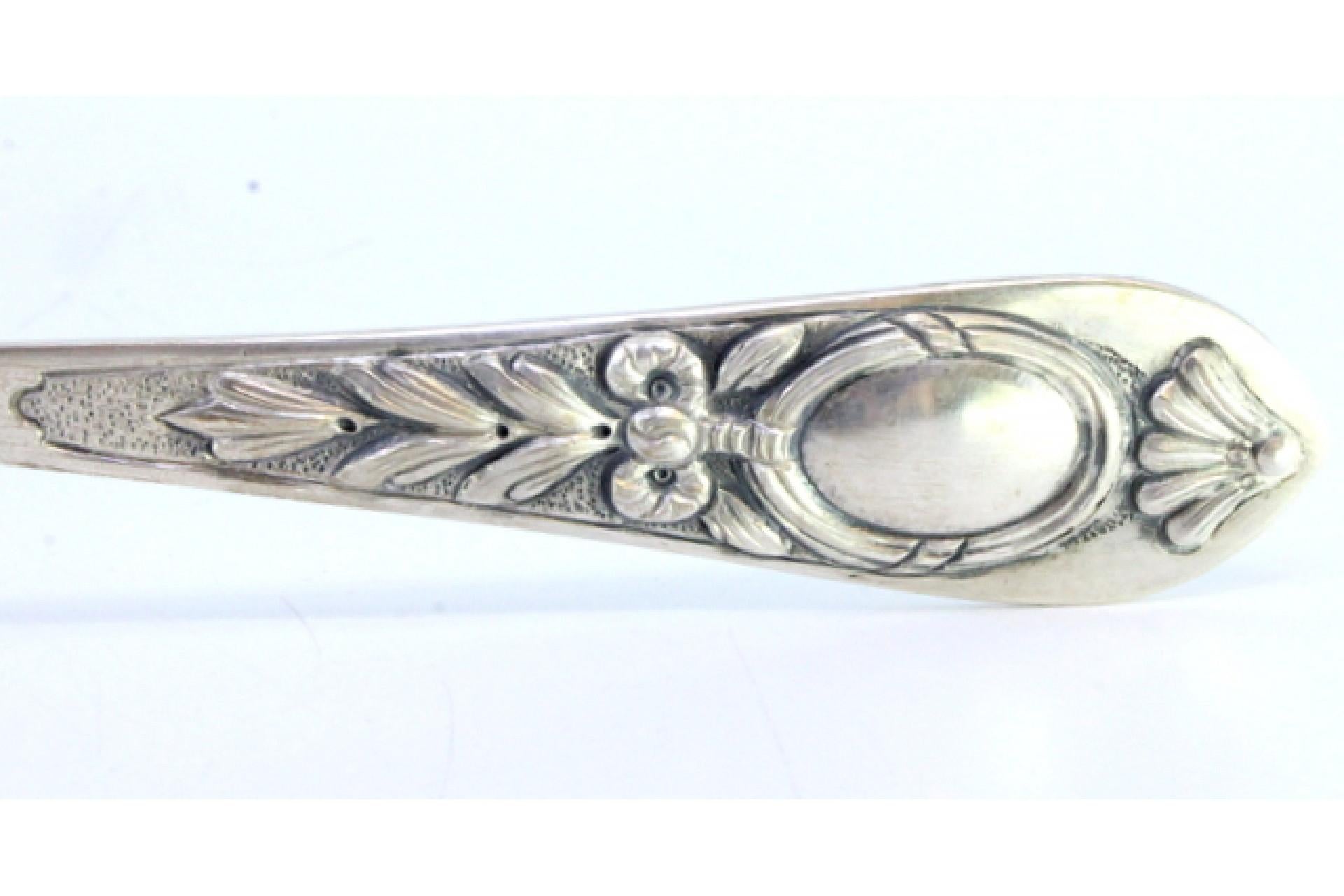 Silver soup ladle w/ frieze & reliefs on the handle surrounding a monogram card en venta 1