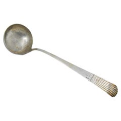 Mestolo da zuppa in argento con una striscia lungo il manico Mestolo da zuppa in argento con una striscia lungo il manico