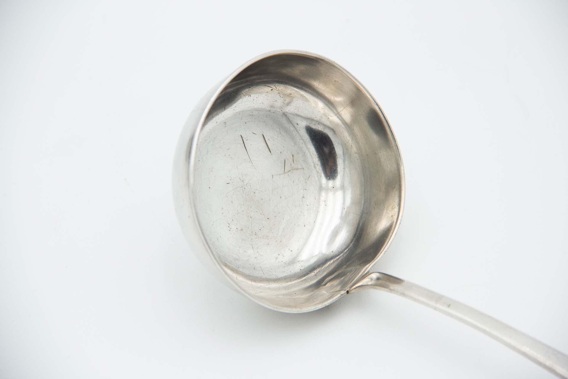 European Silver soup ladle with Caninhas-style grooves on the handle For Sale
