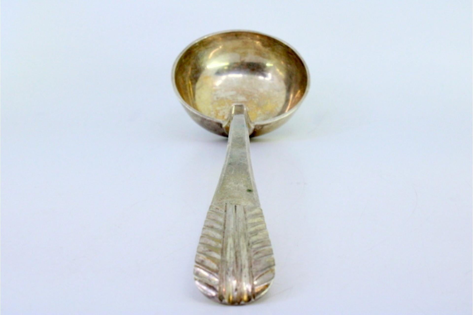 Beschreibung: Silberne Suppenkelle mit geprägtem Griff. Metall: Silber. Herkunft: Portugiesisch. Marke: javali II Titel. Gewicht: 186,55 Gramm. Abmessungen: 31x8,5cm. Inhalt: 833/1000. Prüfzeichen: Ja, zwischen 1887 und 1937. Zusätzliche