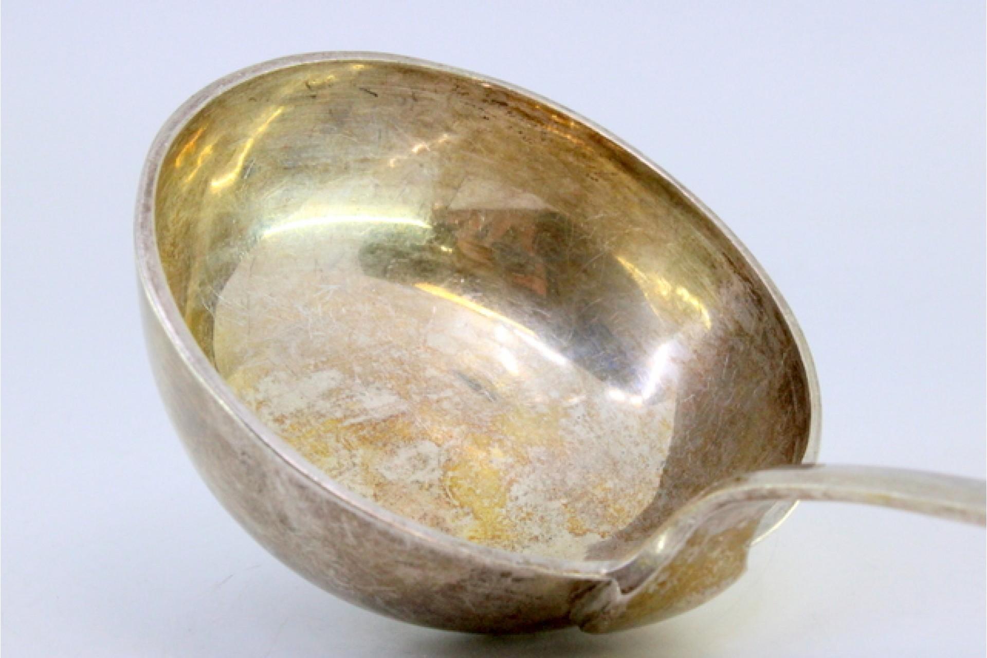 Silver soup ladle with embossed handle (19. Jahrhundert) im Angebot