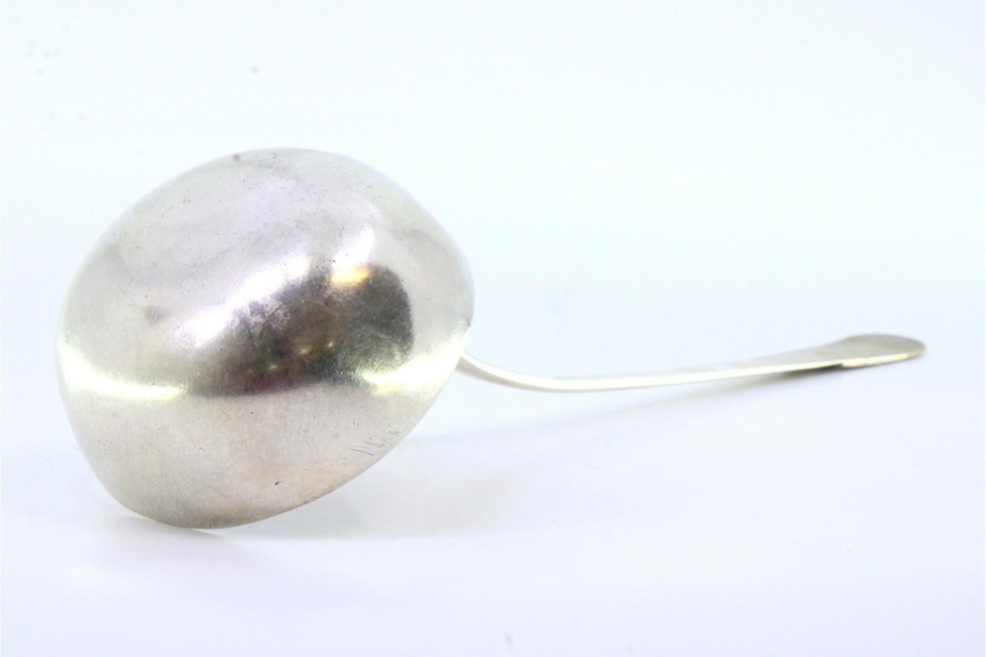 Beschreibung: Silberne Suppenkelle mit geprägtem Griff im Schilfstil. Metall: Silber. Herkunft: Portugiesisch. Marke: Javali II Titel. Gewicht: 173,78 Gramm. Abmessungen: 31cm x 7,9cm. Inhalt: 833/1000. Prüfzeichen: Ja, zwischen 1887 und 1937.