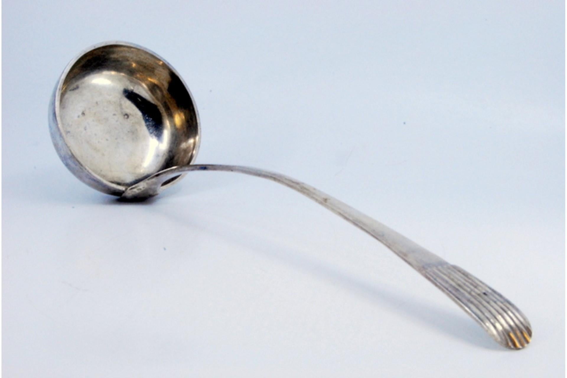 Beschreibung: Silberne Suppenkelle mit geprägtem Griff im Schilfstil. Metall: Silber. Herkunft: Portugiesisch. Marke: javali II Titel. Gewicht: 202,87 Gramm. Abmessungen: 30x8,6cm. Inhalt: 833/1000. Prüfzeichen: Ja, zwischen 1887 und 1937.