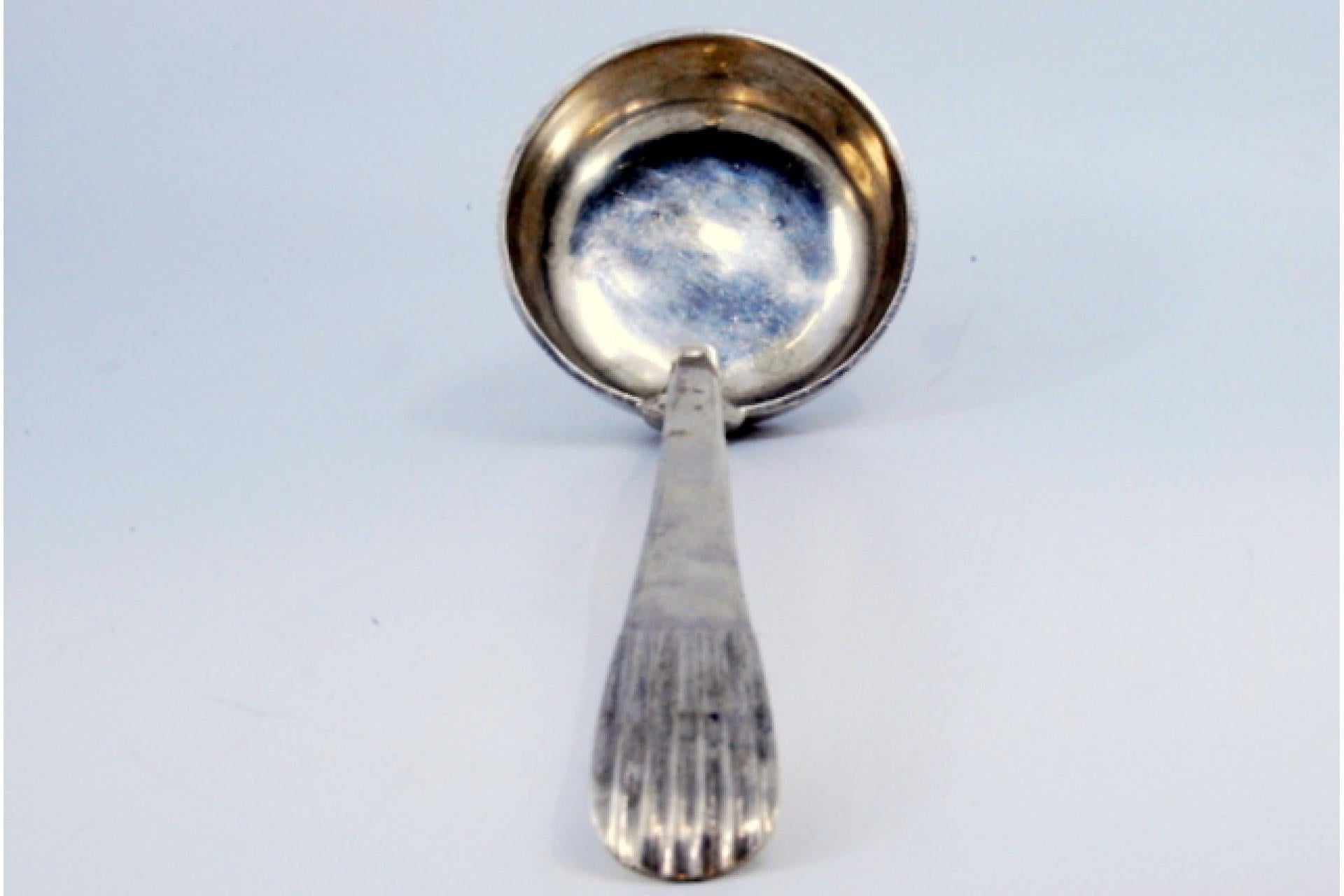 Silver soup ladle with embossed handle in the reed style (Silber) im Angebot