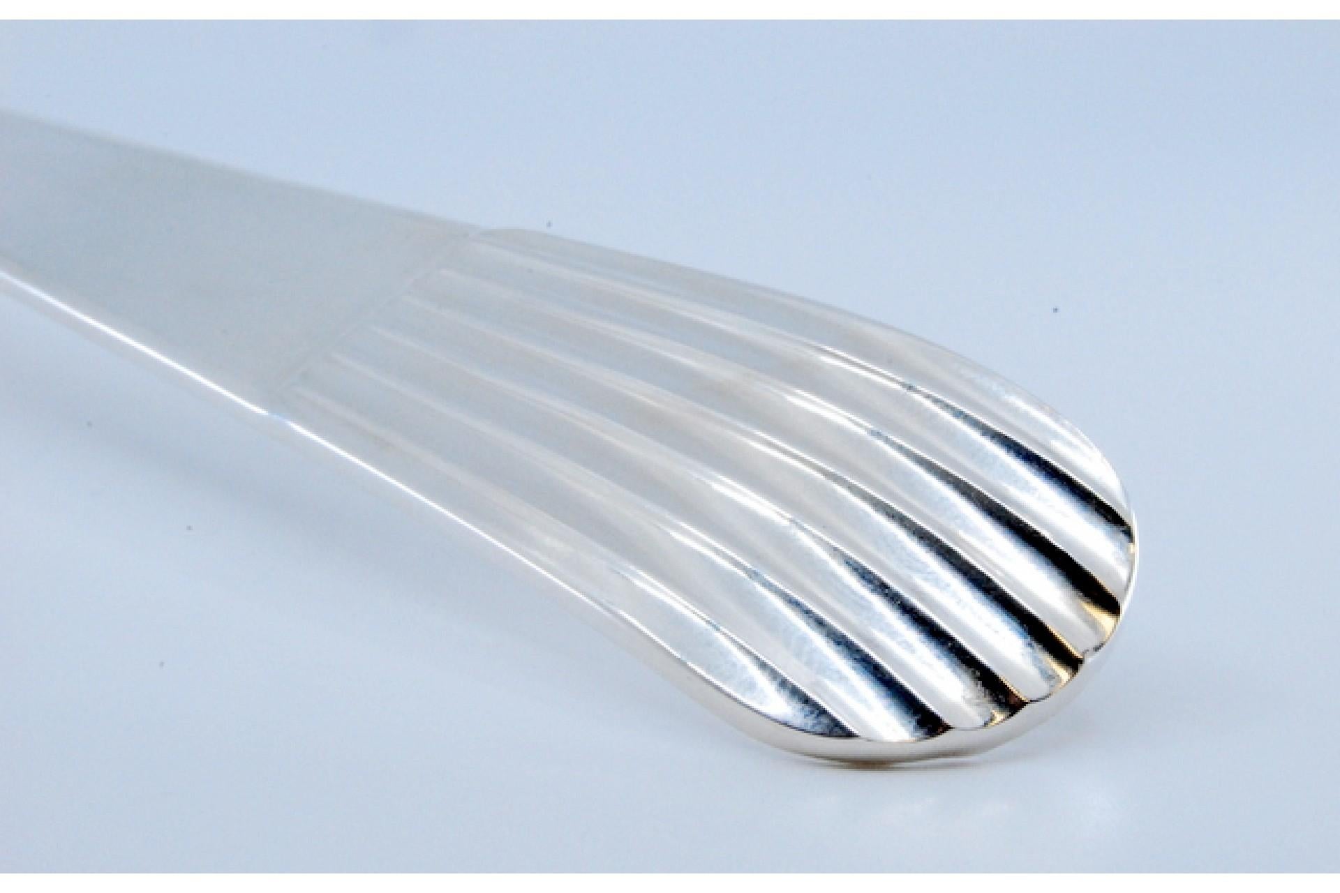 Silver soup ladle with embossed reed-style handle For Sale 4