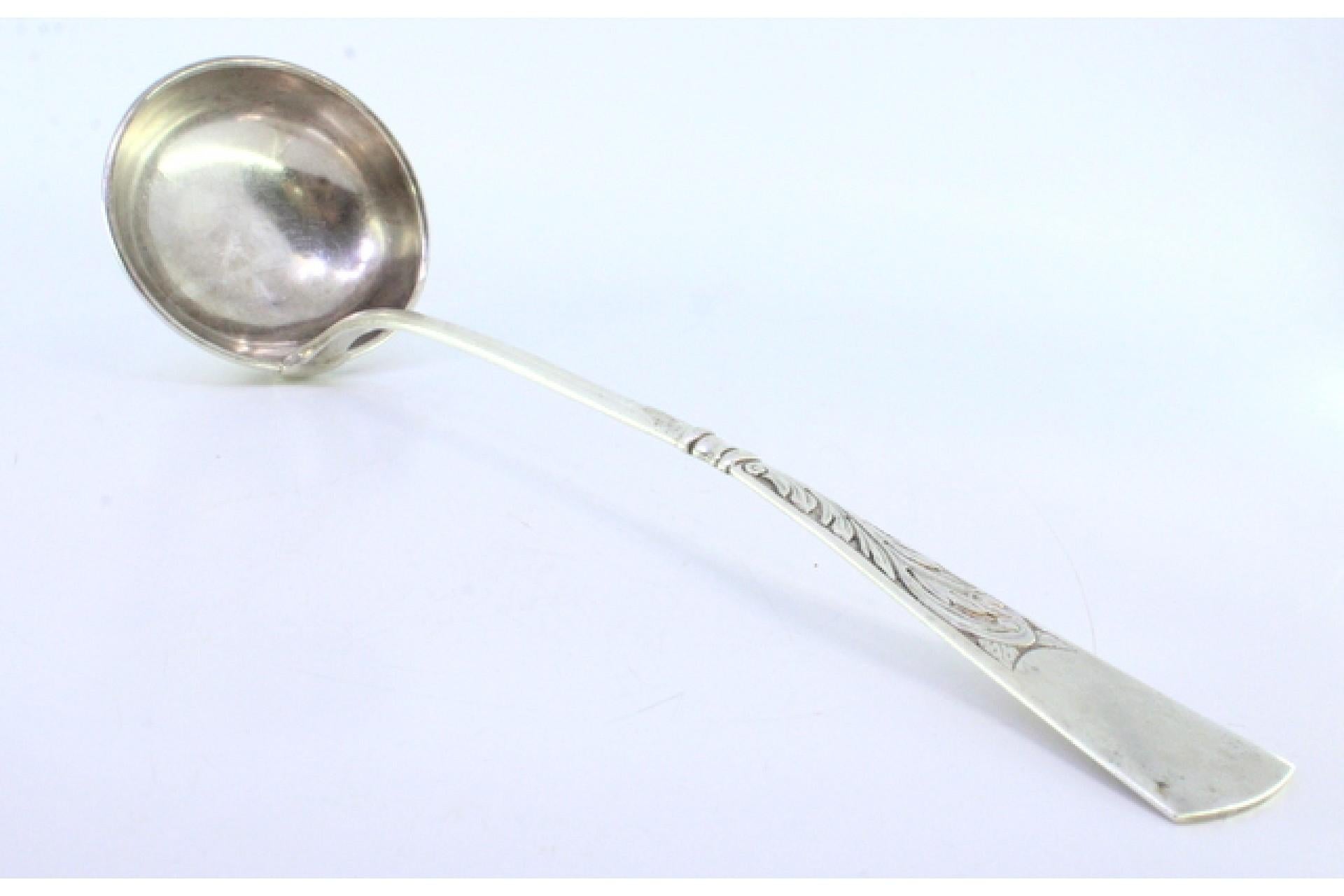 Silver soup ladle with engraving on the handle and a monogram card Europeo en venta
