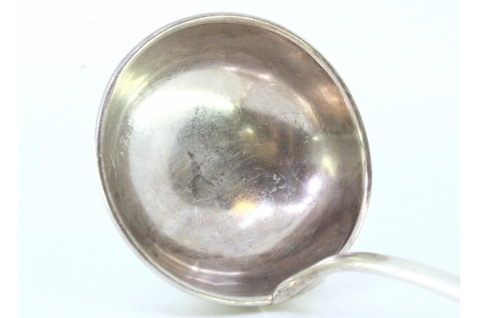 Silver soup ladle with engraving on the handle and a monogram card en Bueno estado para la venta en Porto, PT